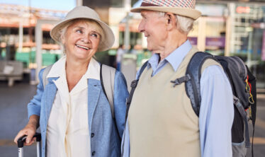 casal-idosos-se-preparando-para-viagem-aviao-idosos_
